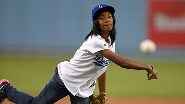 Mo’ne Davis Throws Out First Pitch at Dodger Stadium